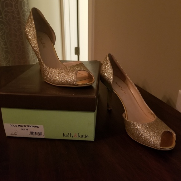 Gold shoes. - Picture 4 of 4
